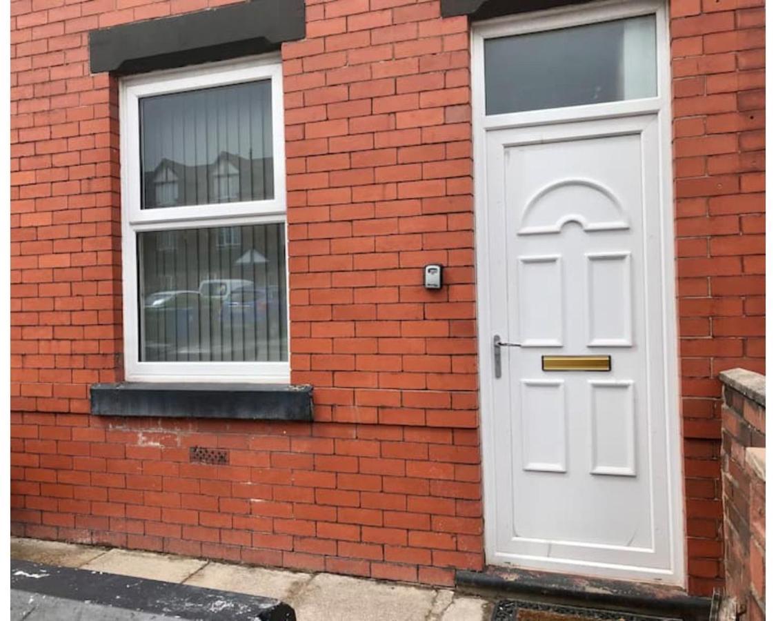 Stylish 3 Bedroom House Only 5 Mins From M6/M58 Wigan Dış mekan fotoğraf